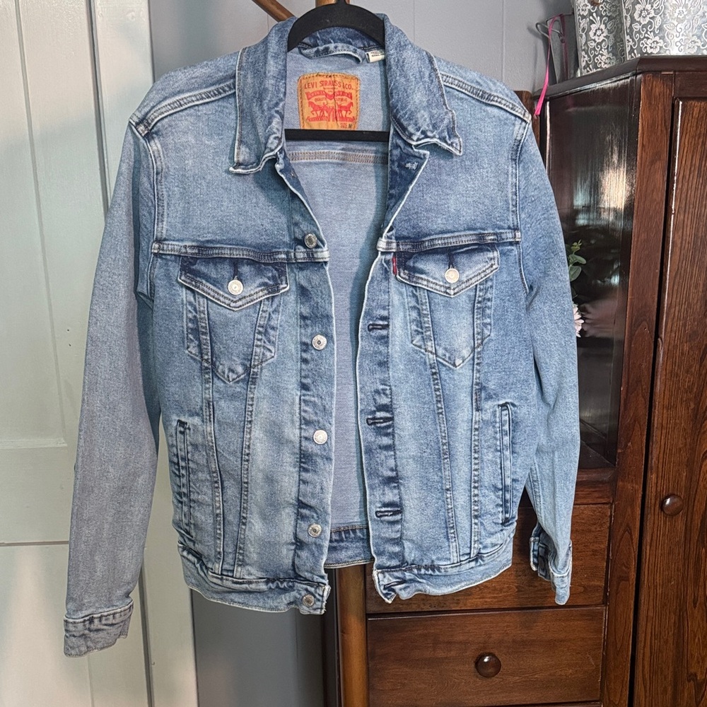 💙 Levi’s Classic Trucker Denim Jacket — Size M